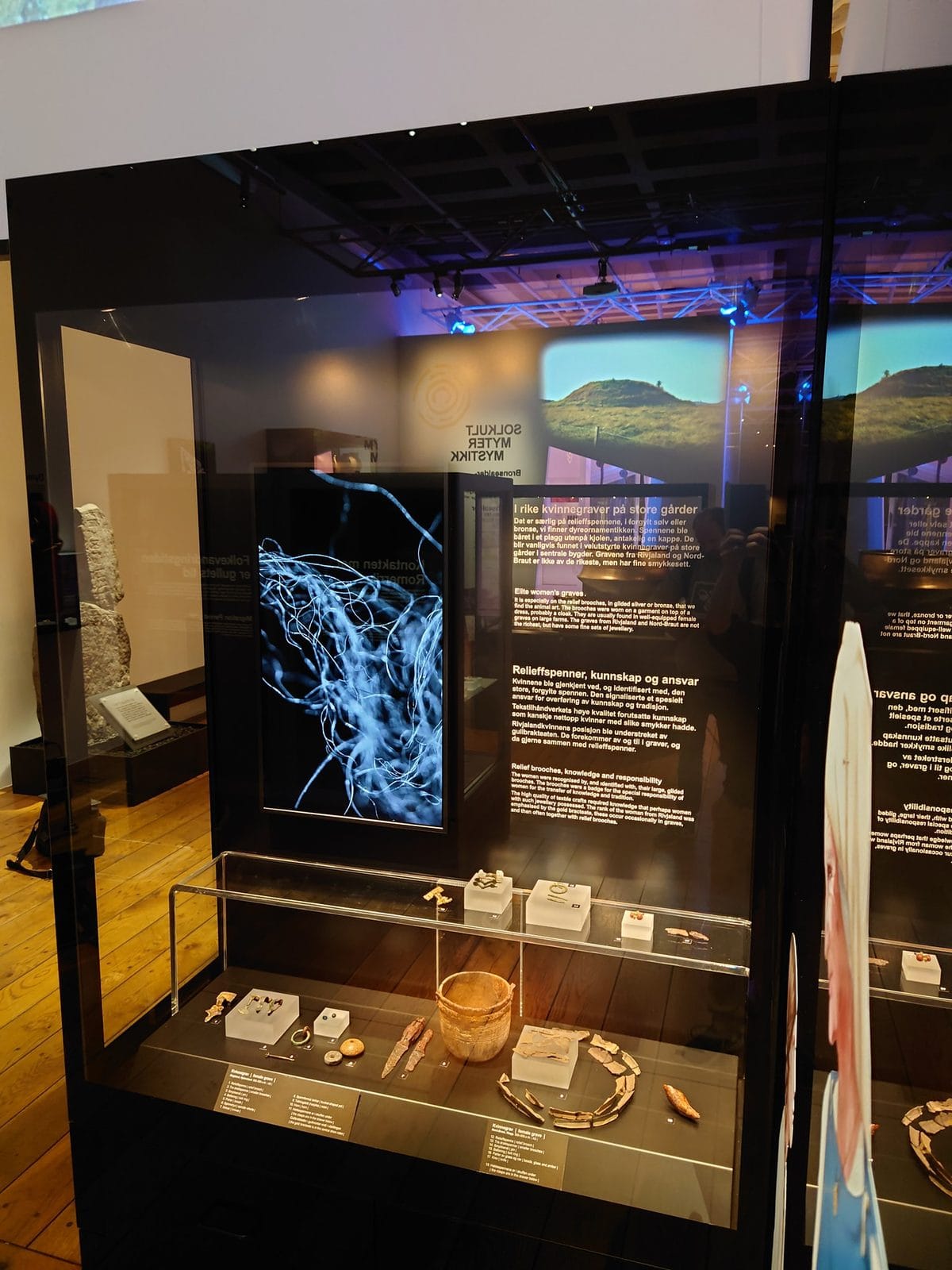 Monter på Arkeologisk museum med en skjerm som viser film over en uttrekkbar skuff