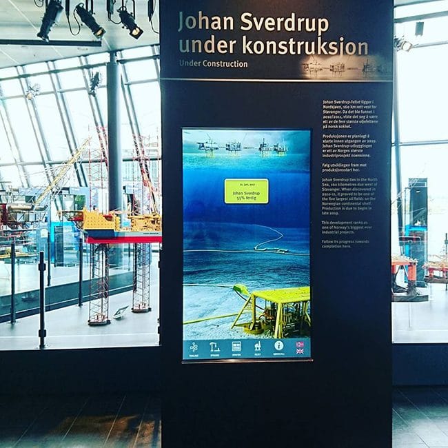 Touchskjerm i portrettformat i en stand med teksten «Johan Sverdrup under konstruksjon» på Norsk Oljemuseum