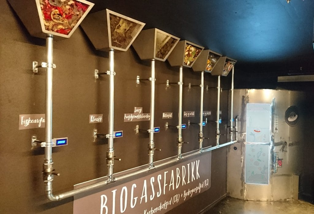 Biogassfabrikken på Vitengarden med rør og små skjermer langs veggen