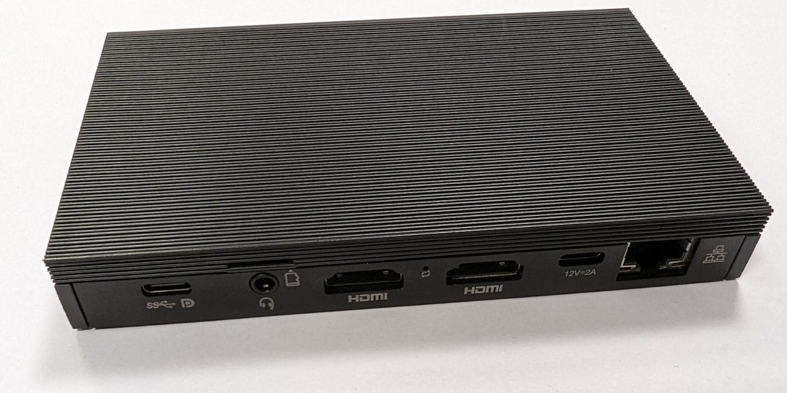 Baksiden av mediaplayer-PC-en med HDMI-, nettverks- og USB-C-porter