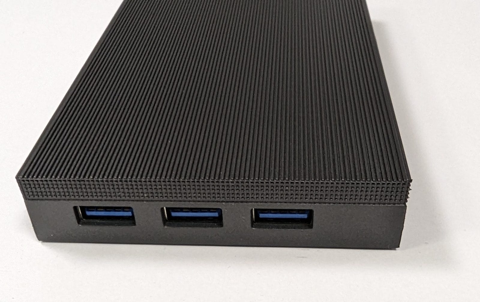 Vifteløs mini-PC i svart aluminium med tre USB-porter